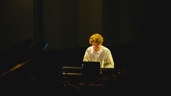 Pavel speelt de piano