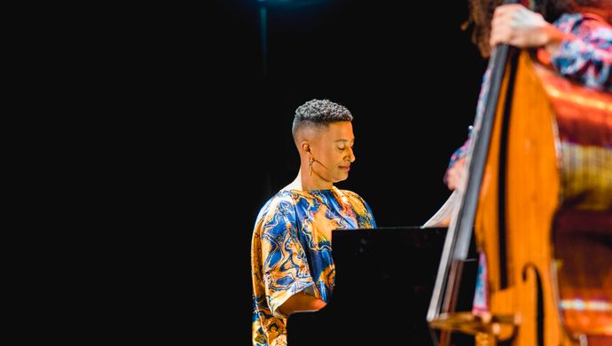 Djuwa speelt op zijn cello