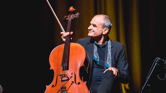 Cellist kijkend naar het publiek