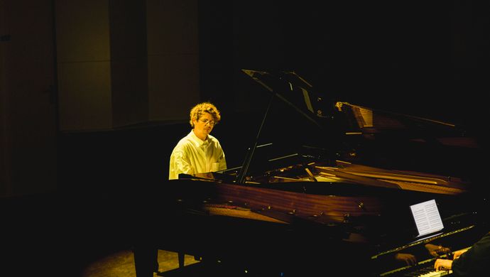 Pavel speelt de piano