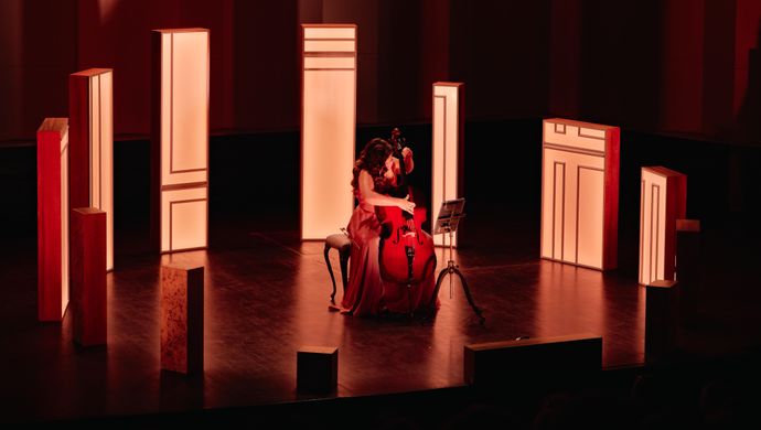 Alisa Weilerstein speelt de cello op het podium 