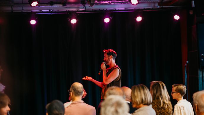Een zanger staat op het podium tijdens de Vocal Night van de Jordan Roy Vocal Academy in Studio 1 van de Doelen. 