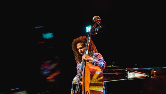 Djuwa speelt cello en James speelt piano
