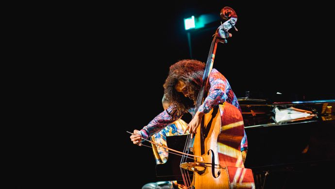 Djuwa speelt cello en James speelt piano
