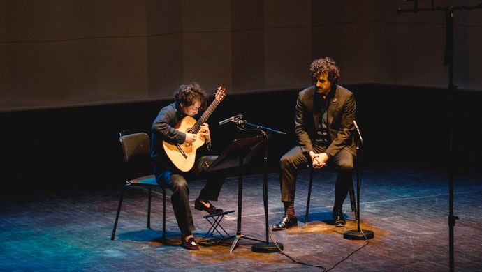 Sean Shibe en Karim Sulayman treden op op het podium