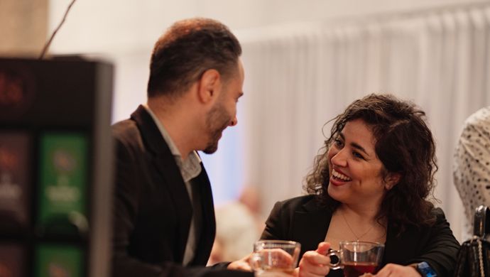 Man en vrouw praten tegen elkaar