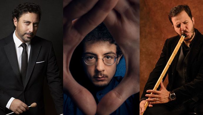 Samengestelde portretfoto van drie mannen. Links een man in zwart pak met een viool, in het midden een man die door zijn handen in een driehoek kijkt, en rechts een man in zwart pak die een ney (Turkse rietfluit) bespeelt tegen een warme bruine achtergrond.