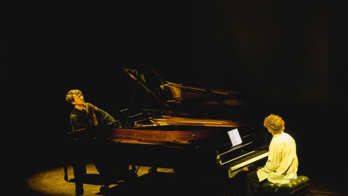 Pavel en Samson spelen de piano