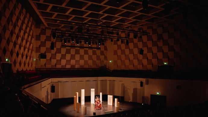 Alisa Weilerstein speelt de cello op het podium