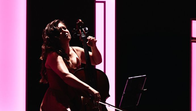 Alisa Weilerstein speelt de cello op het podium
