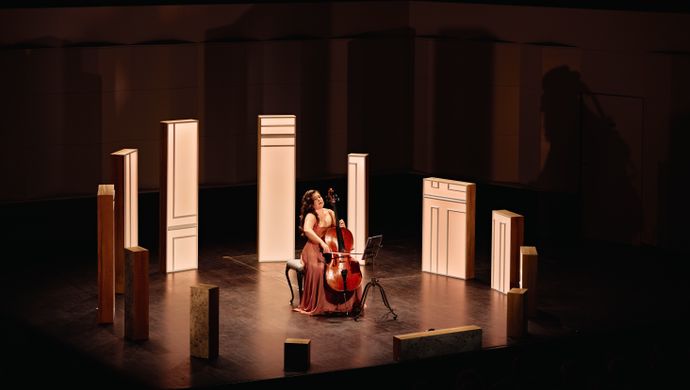 Alisa Weilerstein speelt de cello op het podium