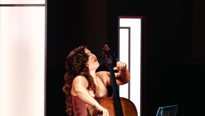 Alisa Weilerstein speelt de cello op het podium