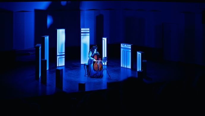 Alisa Weilerstein speelt de cello op het podium