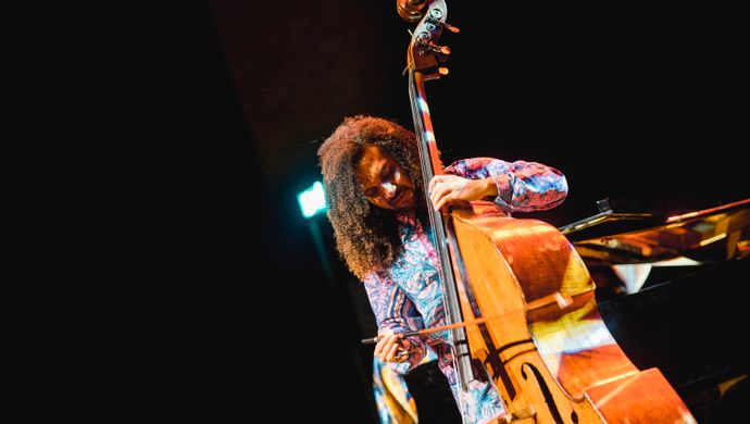 Djuwa speelt piano en James zijn contrabas