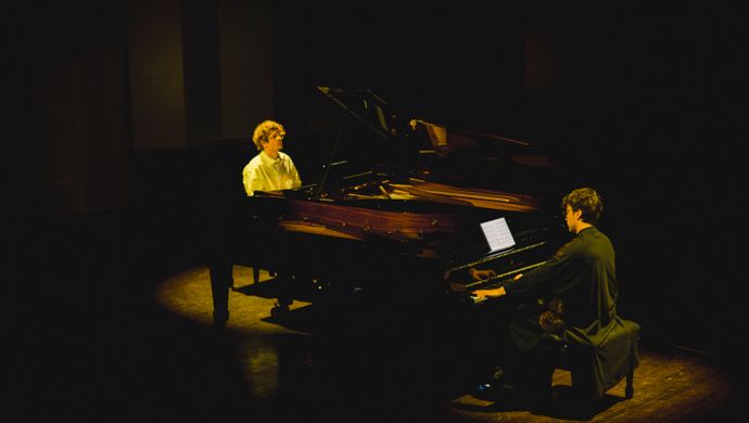 Pavel en Samson spelen de piano