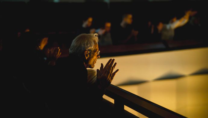 Man in publiek applaudiseert