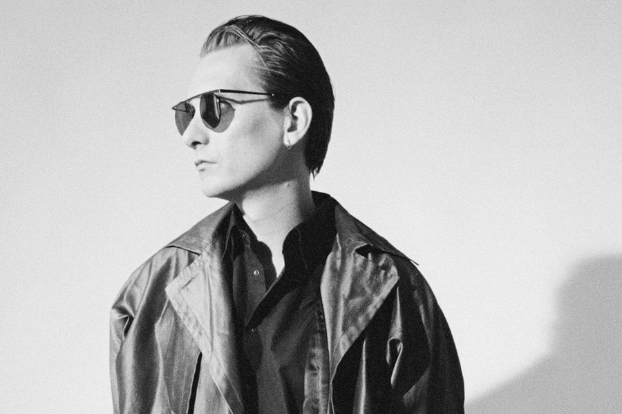 Zwart witte foto van Thomas Azier met een zonnebril op.