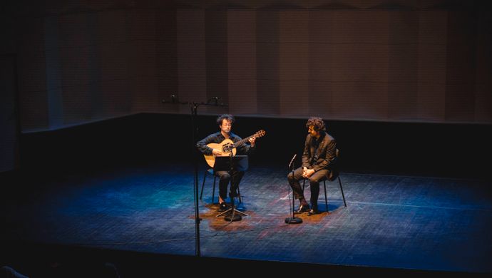 Sean Shibe en Karim Sulayman treden op op het podium