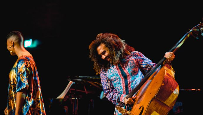 Djuwa speelt cello en James speelt piano