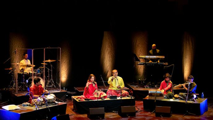 Artiesten die optreden op het podium