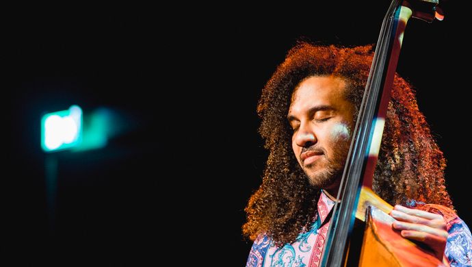 Djuwa speelt op zijn cello