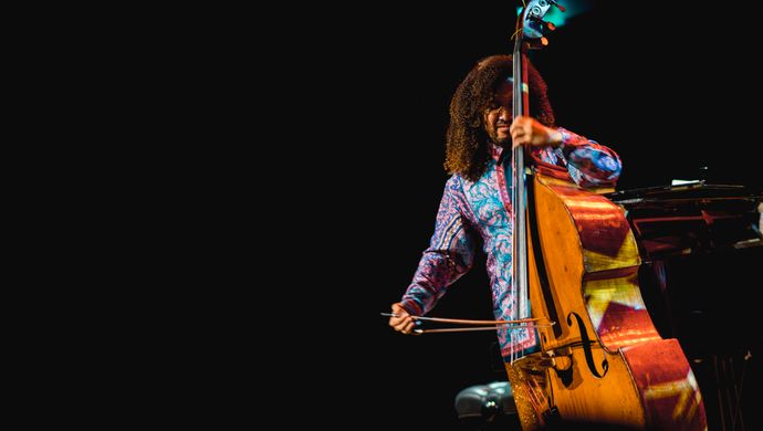 Djuwa speelt cello en James speelt piano