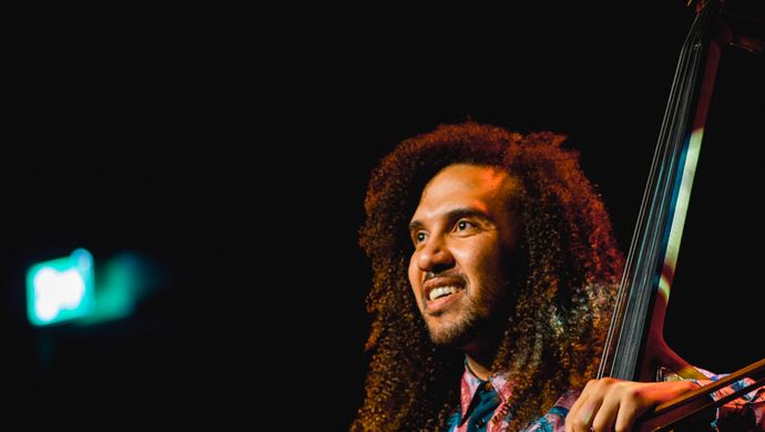 Djuwa speelt piano en James zijn contrabas