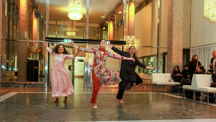 Groep vrouwen aan het dansen