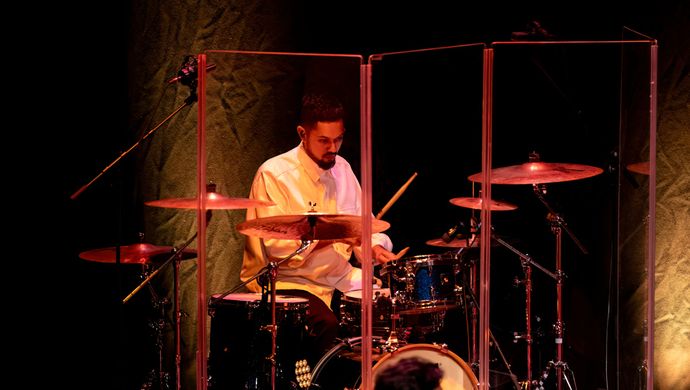 Artiesten die optreden op het podium