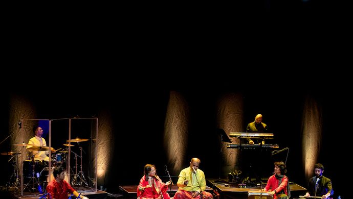 Artiesten die optreden op het podium