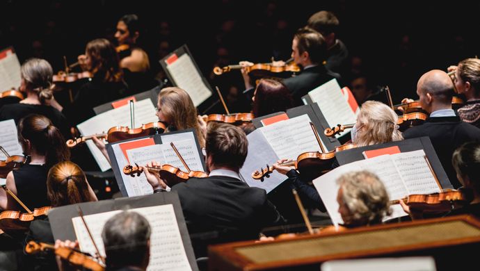 Strijkers spelen en kijken naar hun bladmuziek