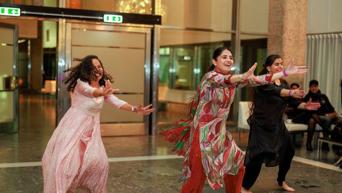 Groep vrouwen aan het dansen