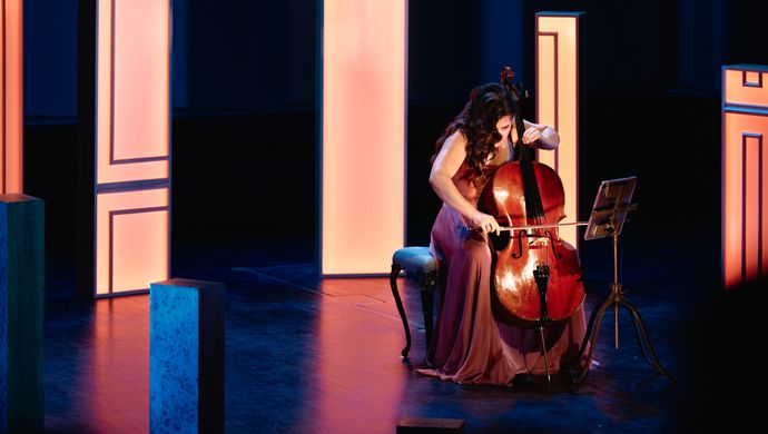 Alisa Weilerstein speelt de cello op het podium