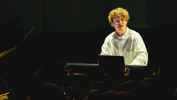 Pavel speelt de piano