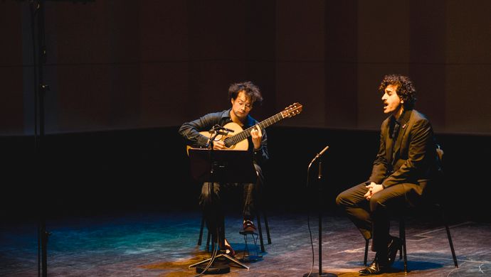 Sean Shibe en Karim Sulayman treden op op het podium