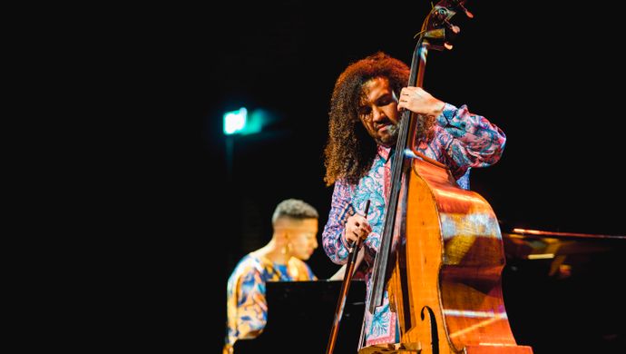 Djuwa speelt op zijn cello
