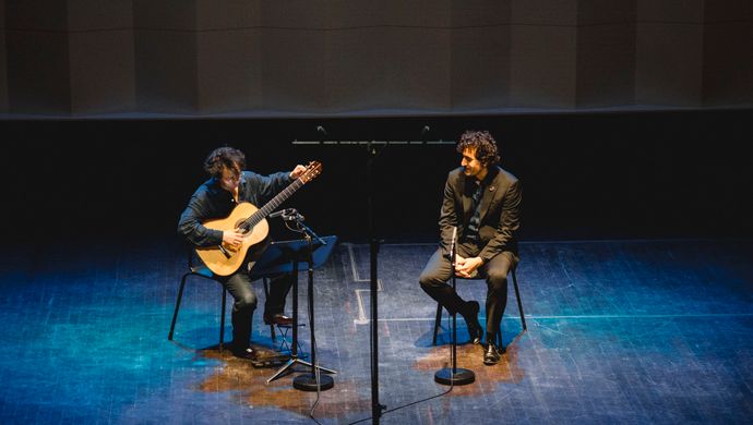 Sean Shibe en Karim Sulayman treden op op het podium