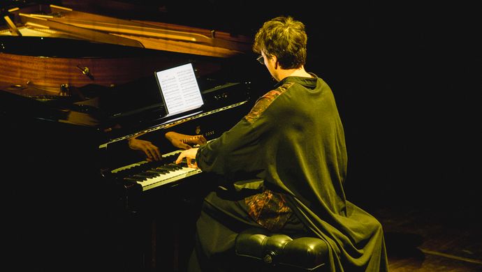 Samson speelt de piano