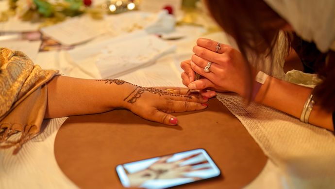 Meisje die een henna tattoo krijgt