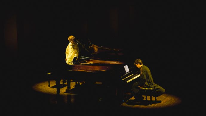 Pavel en Samson spelen de piano