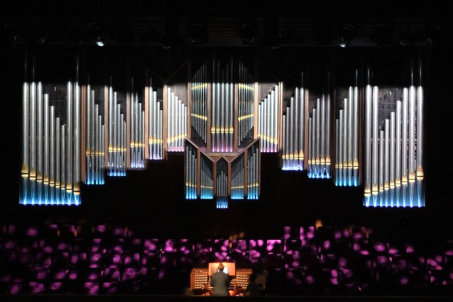 Adriaan Hoek aan het grote Doelenorgel