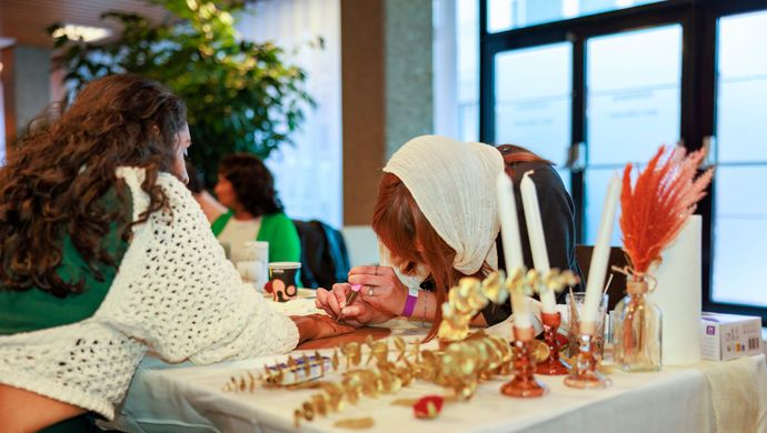 Meisje die een henna tattoo krijgt