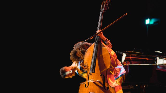 Djuwa speelt cello en James speelt piano