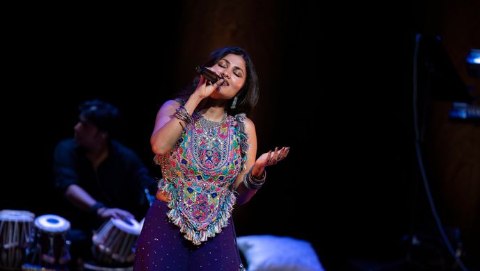 Artiesten die optreden op het podium