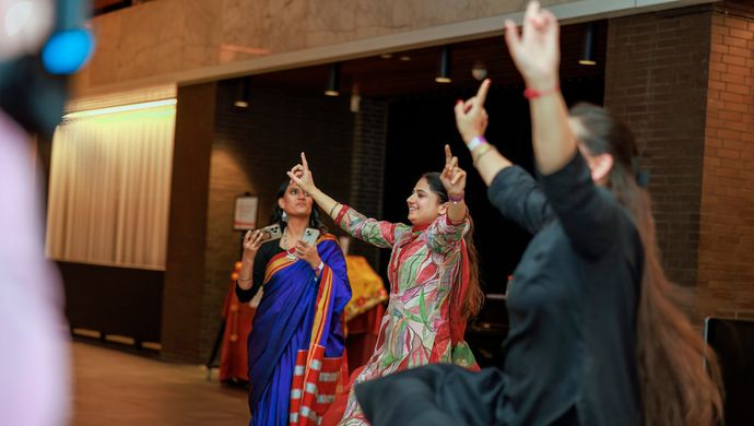 Groep vrouwen aan het dansen
