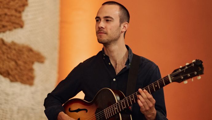 Muzikant speelt de gitaar op het podium