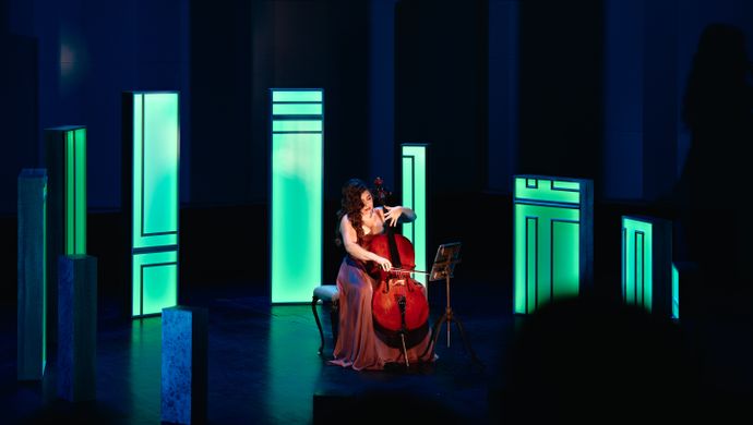 Alisa Weilerstein speelt de cello op het podium