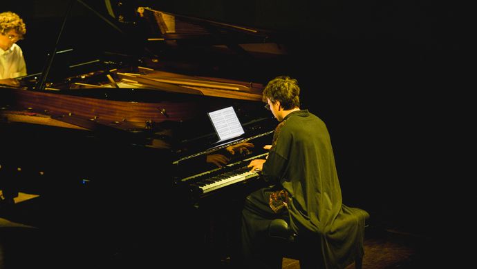Samson speelt de piano