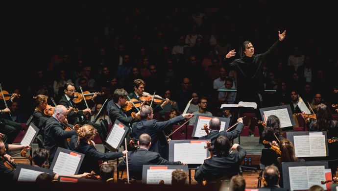 Teodor Currentzis dirigeert het orkest terwijl het publiek toekijkt