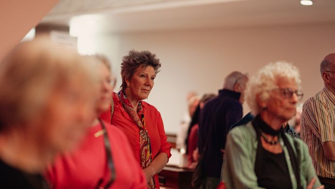 Publiek wachtend om de zaal in te komen